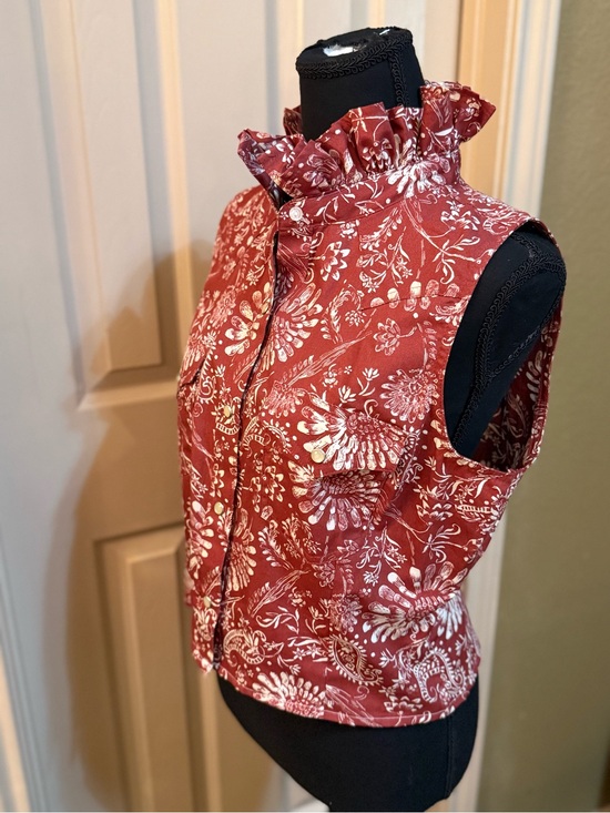 Wrangler Tops - Upcycled Ruffled Collar Sleeveless Button-Up Top in Rust Floral. M